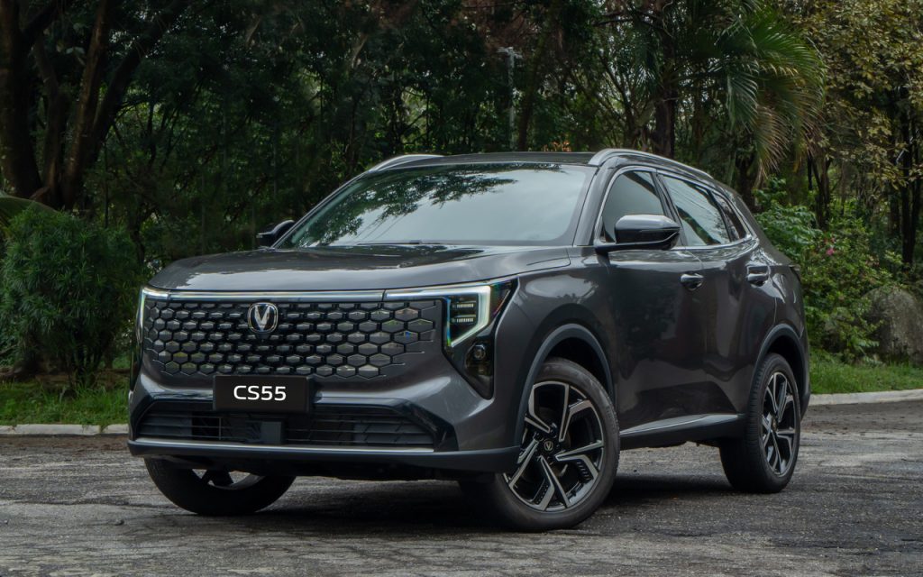 SUV CAOA Changan CS55 cinza, visto de três quartos dianteira