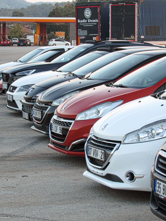 Fileira de carros modernos em pátio de revendedora