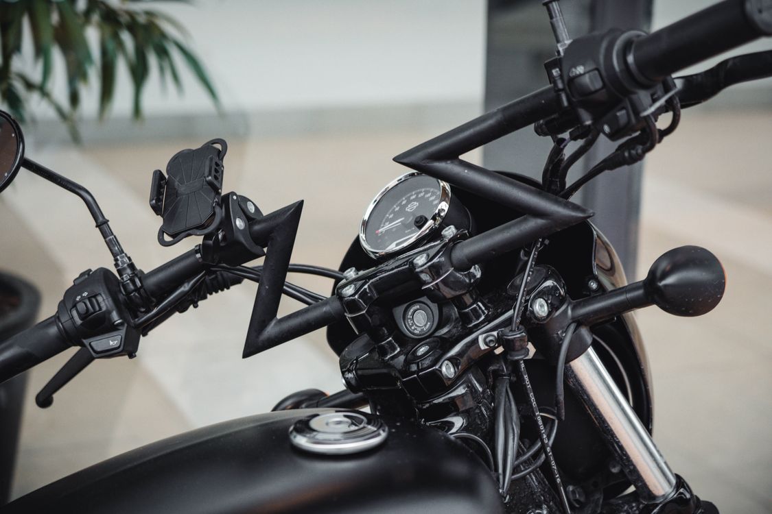 Detalhe do guidão e instrumentos de motocicleta