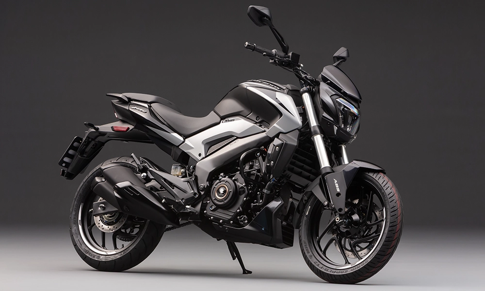 Bajaj Dominar 250 preta, vista em trÃªs quartos em estÃºdio
