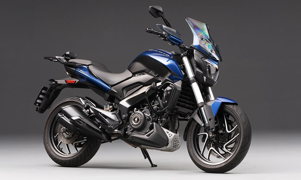 Bajaj Dominar 400 azul com para-brisa, vista em trÃªs quartos em estÃºdio