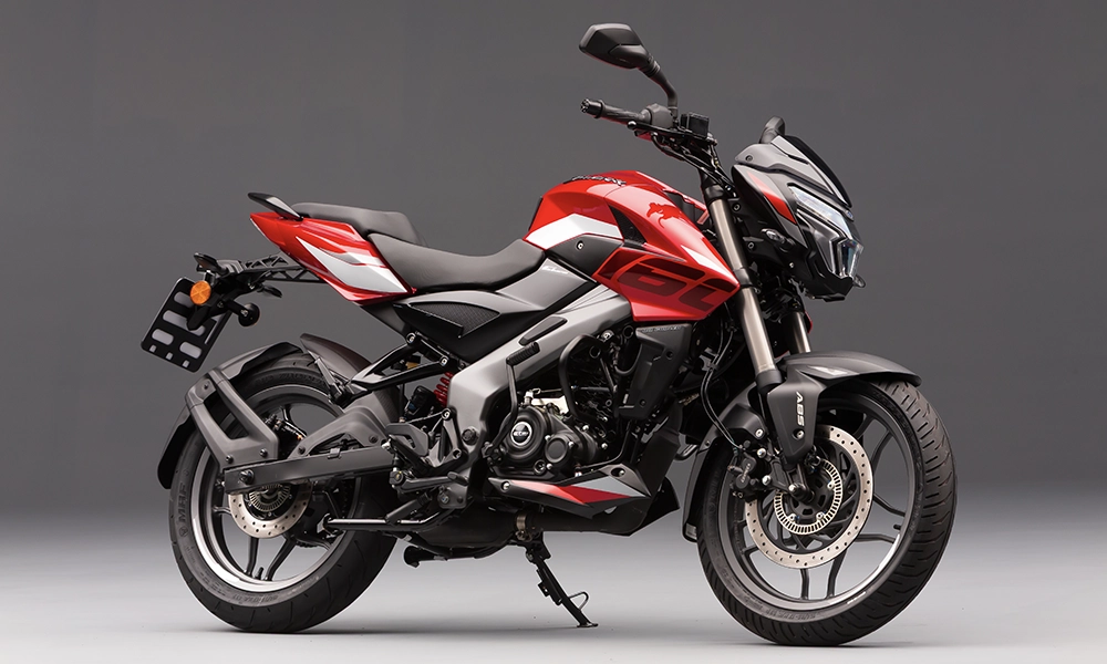 Bajaj Dominar NS160 vermelha, vista em trÃªs quartos em estÃºdio