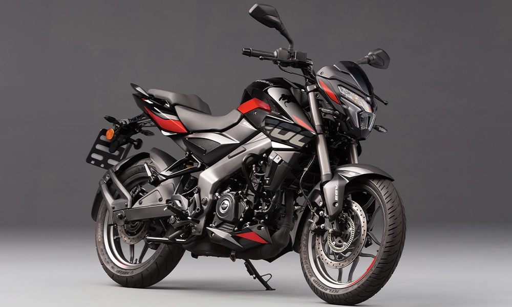 Bajaj Dominar NS200 preta com detalhes vermelhos, vista em trÃªs quartos em estÃºdio