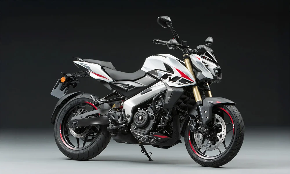 Bajaj Dominar NS400Z branca com detalhes vermelhos, vista em trÃªs quartos em estÃºdio