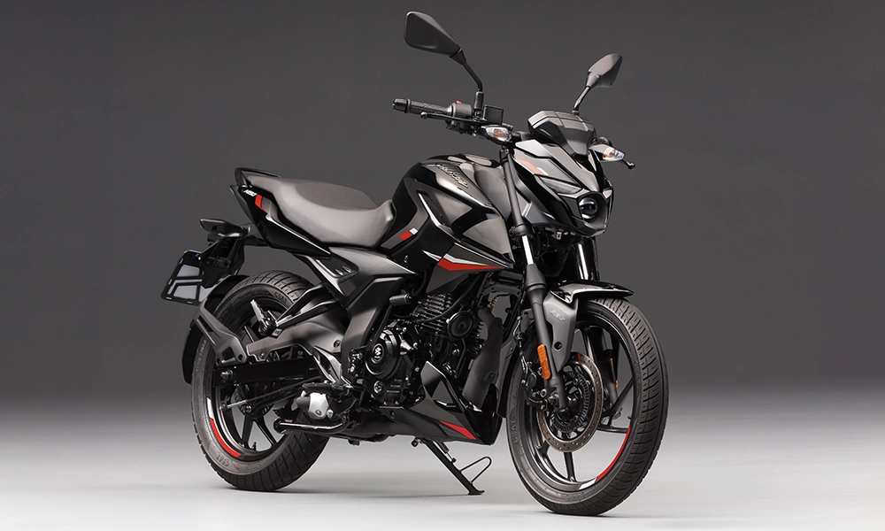 Bajaj Pulsar N150 preta com detalhes vermelhos, vista em trÃªs quartos em estÃºdio