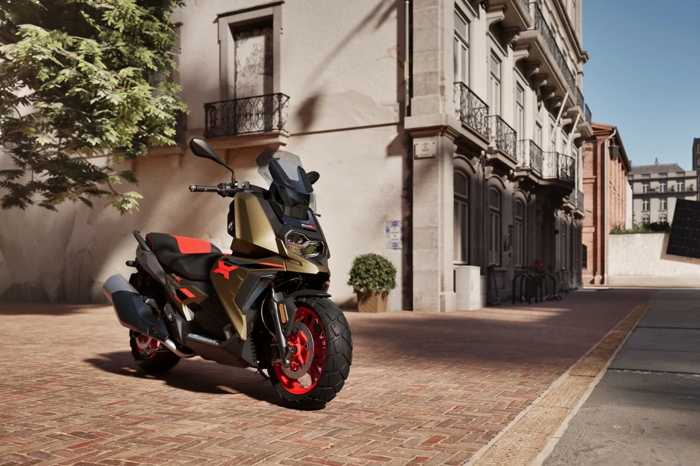 Scooter BMW C 400 X em tons dourado e preto, estacionada em rua com calçada de tijolos