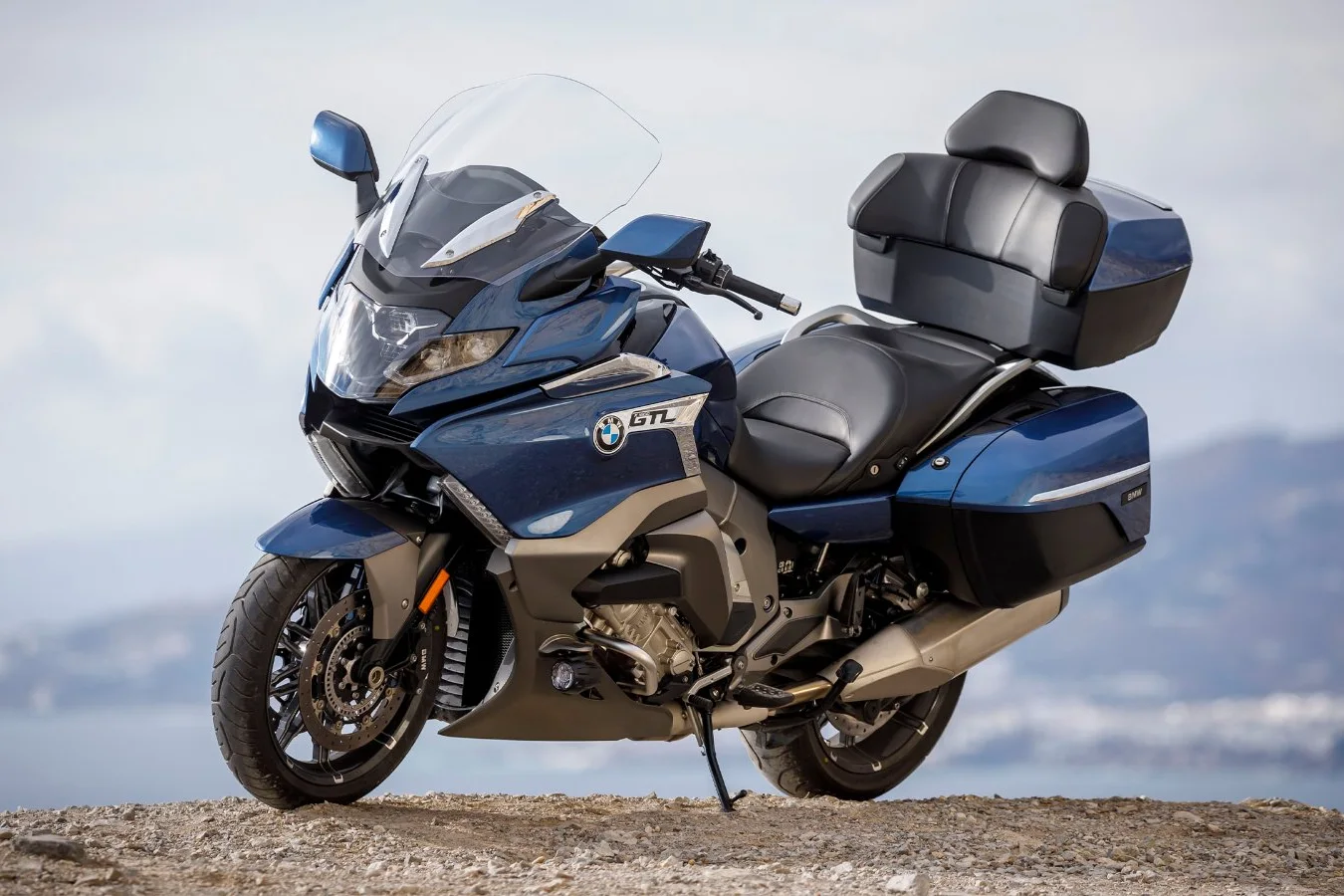 BMW K 1600 GTL azul com baú e malas laterais, parada em estrada de montanha