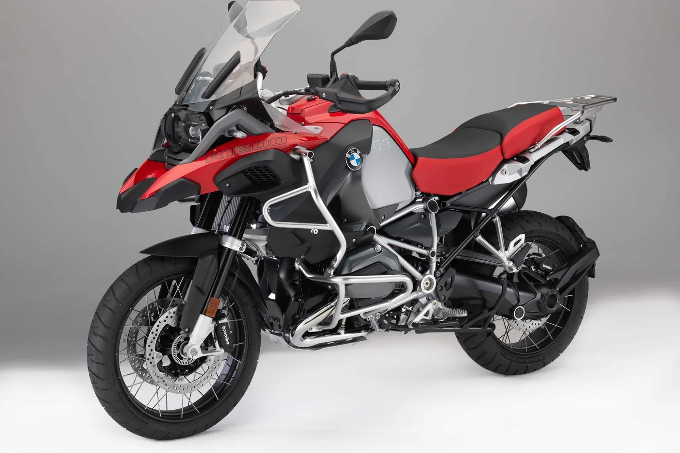 BMW R 1200 GS Adventure vermelha e preta com protetores de motor, em estúdio