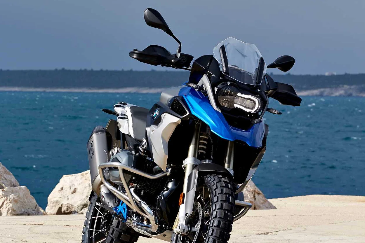 BMW R 1200 GS azul vista de frente, com o mar ao fundo