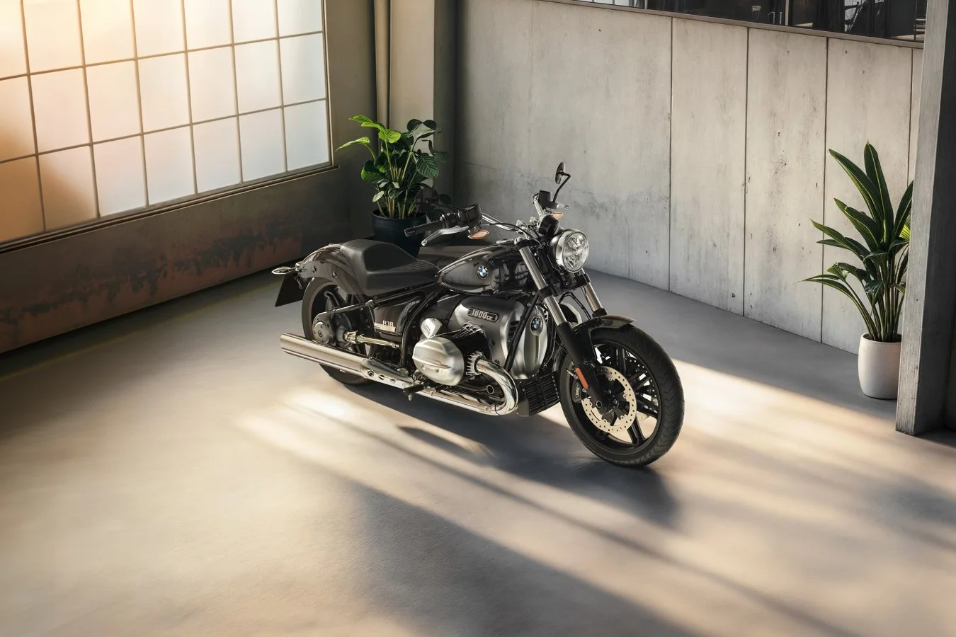 BMW R 18 cruiser preta e cromada em ambiente interno com luz natural