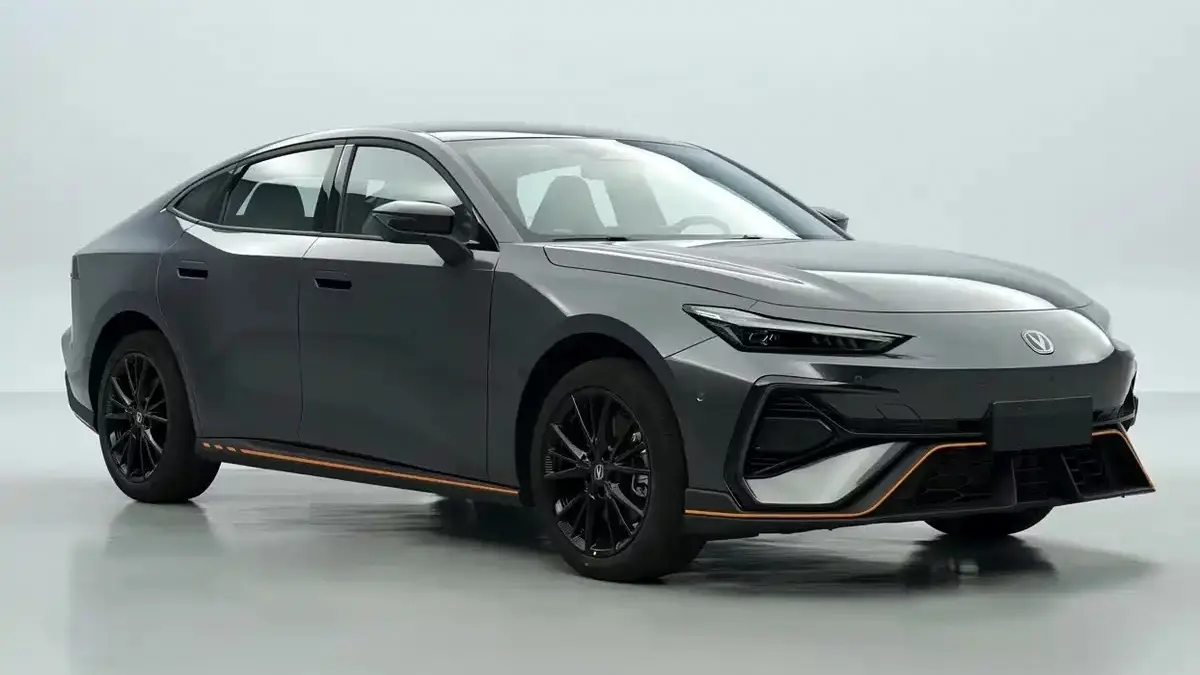 Sedã fastback CAOA Changan Uni-V cinza com detalhes laranja, visto de três quartos dianteira