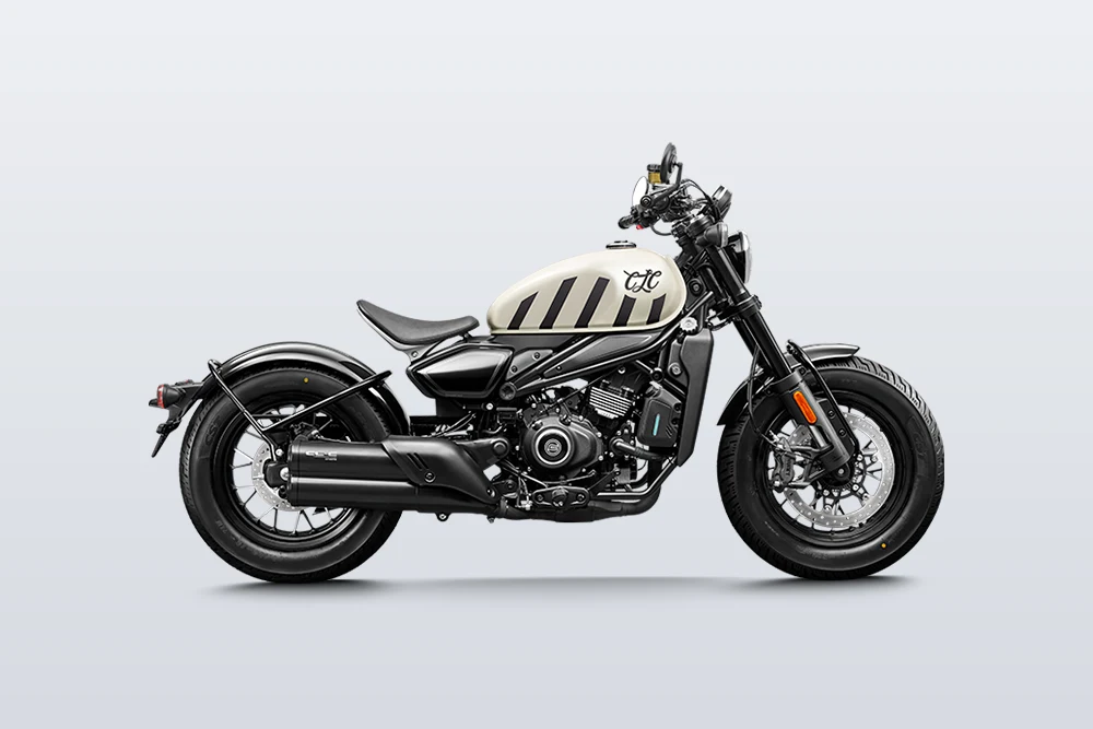 CFMOTO 450 CL-C Bobber creme e preta, vista de lado em fundo de estúdio
