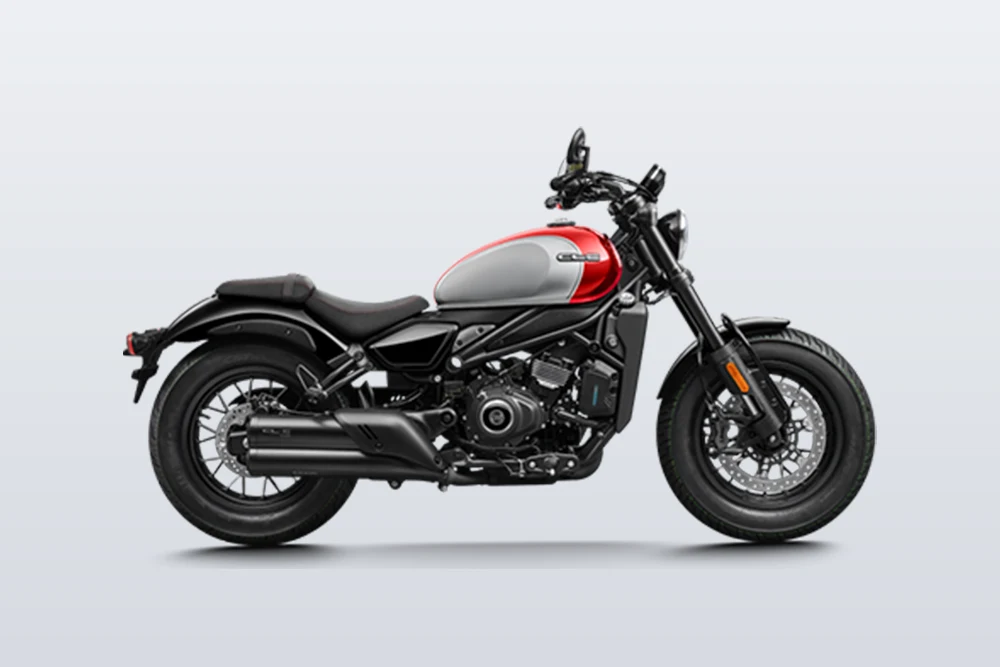 CFMOTO 450 CL-C vermelha e prata, vista de lado em fundo de estúdio