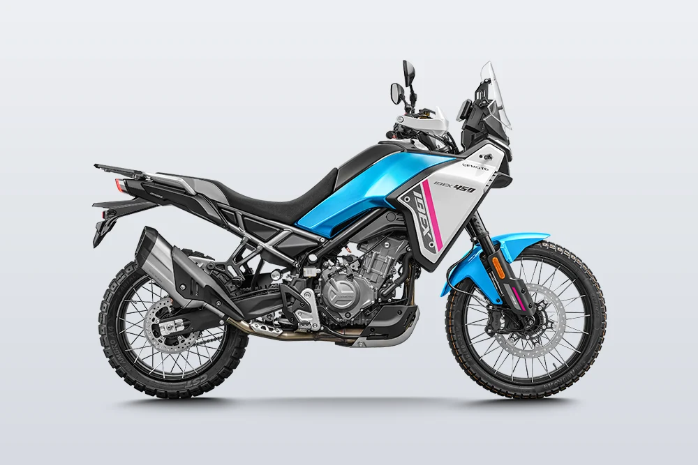 CFMOTO Ibex 450 azul e branca com rodas raiadas, vista de lado em fundo de estúdio