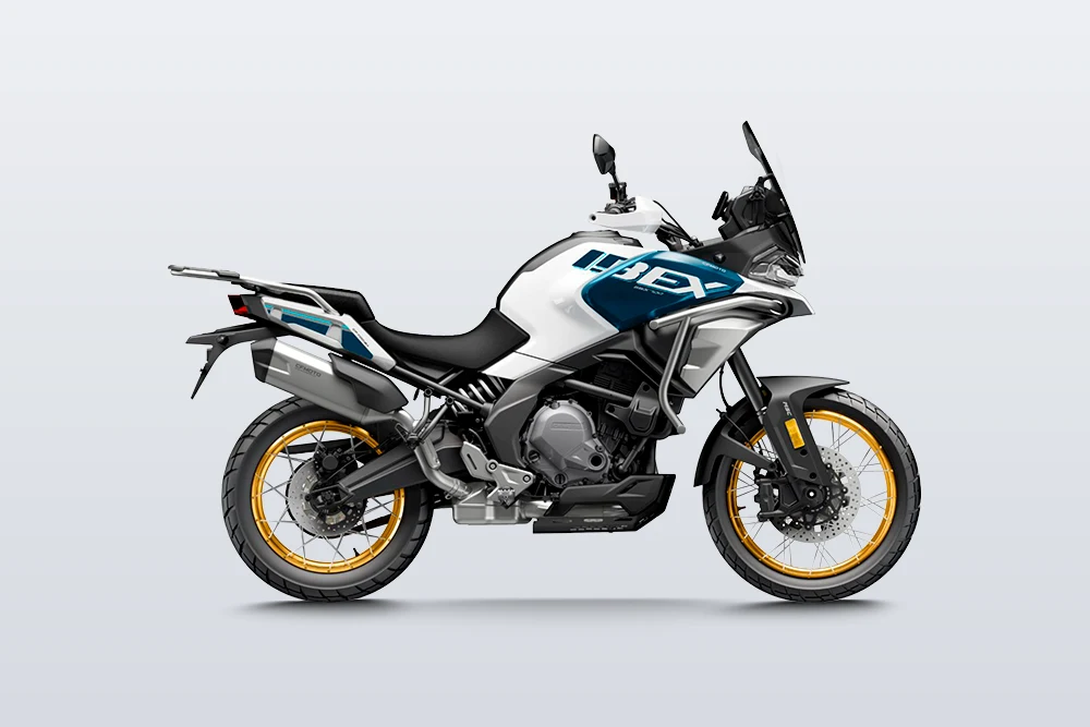 CFMOTO Ibex 700 branca e azul com rodas douradas, vista de lado em fundo de estúdio