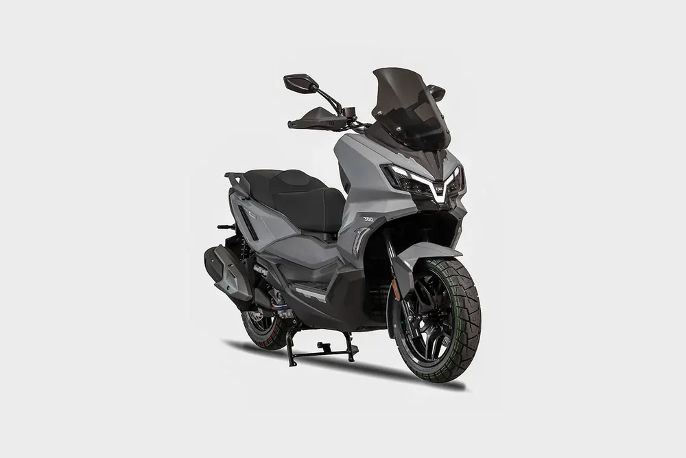 Scooter Dafra ADXTG 300 cinza visto de três quartos em fundo claro