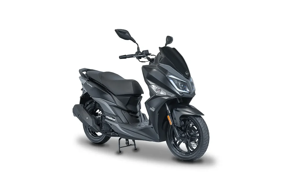 Scooter Dafra Cruisym 150 preto fosco visto de três quartos