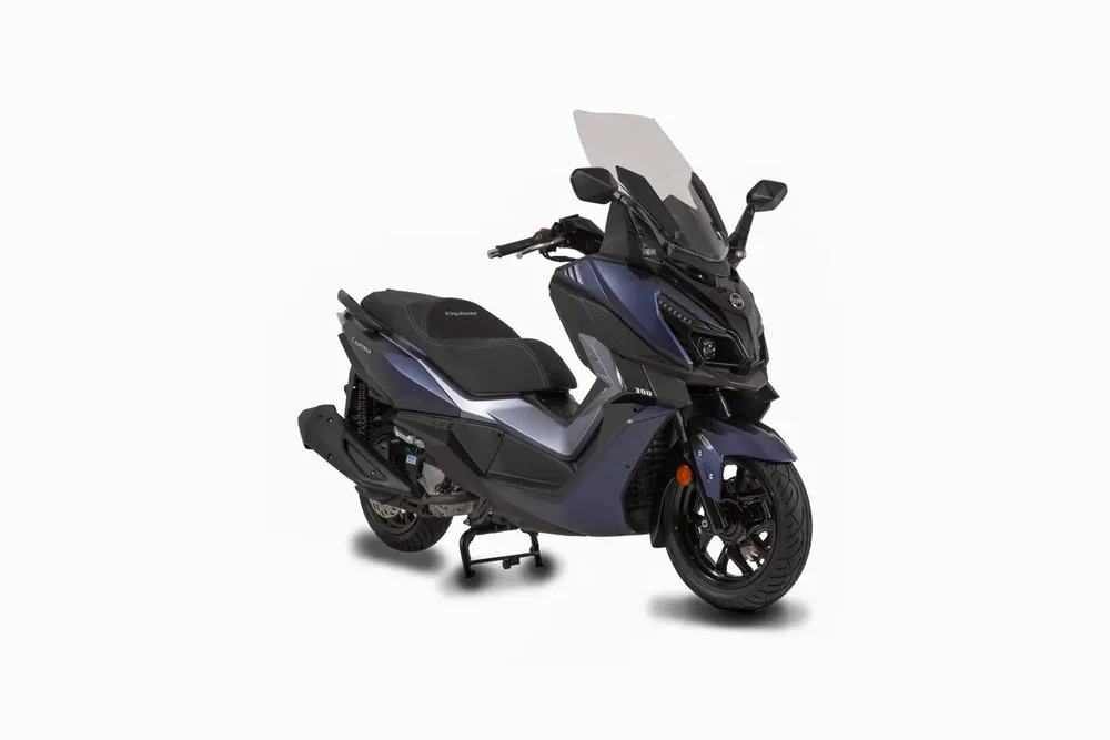 Scooter Dafra Cruisym 300 azul visto de frente em fundo claro