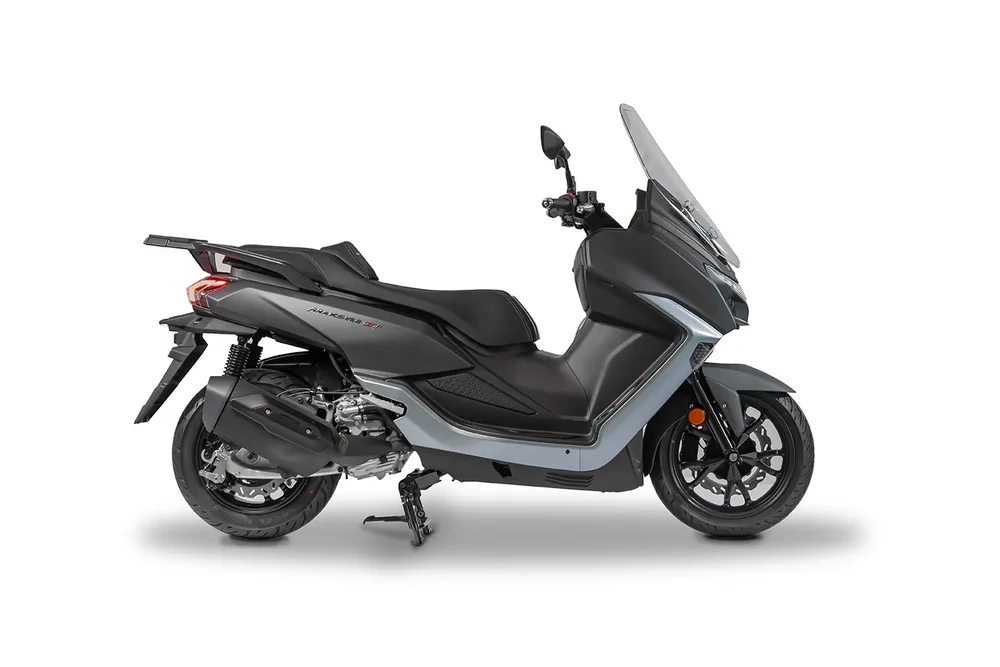 Maxiscooter Dafra Maxsym 400 GT cinza, visto de lado em fundo claro
