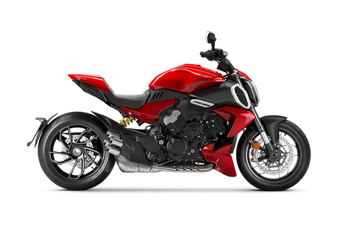 Ducati Diavel V4 vermelha, muscle bike vista de lado