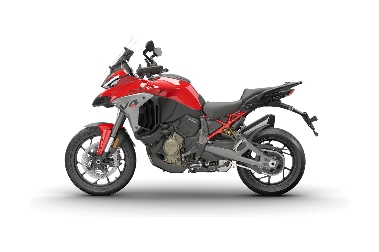 Ducati Multistrada V4 S vermelha, moto de aventura vista em três quartos de frente