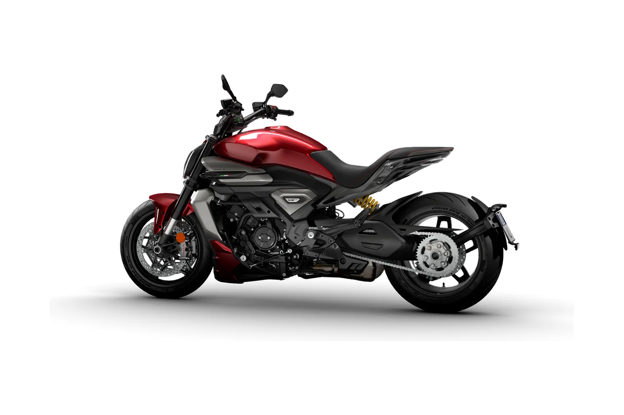 Ducati XDiavel V4 vermelha, cruiser esportiva vista em três quartos de frente