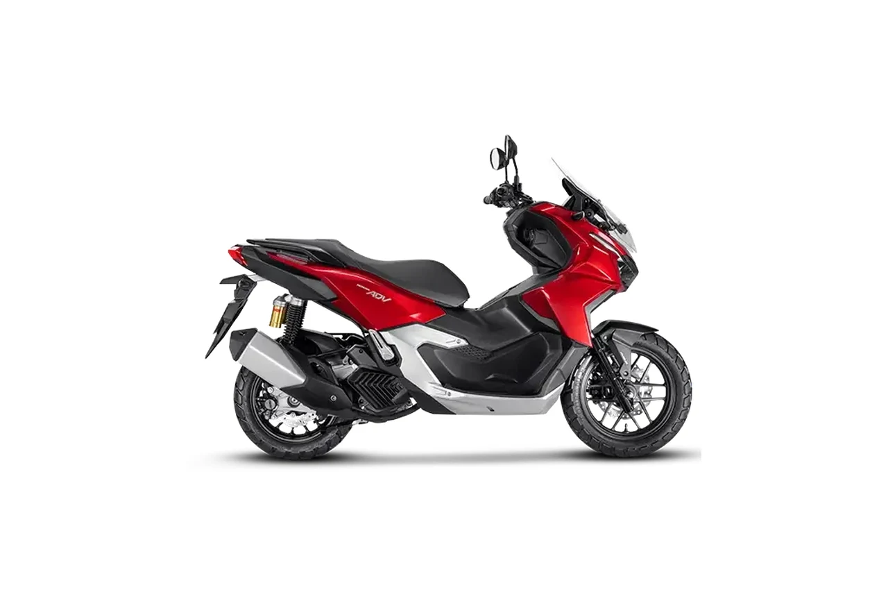 Honda ADV 160 vermelha, scooter aventureira vista de lado em fundo claro