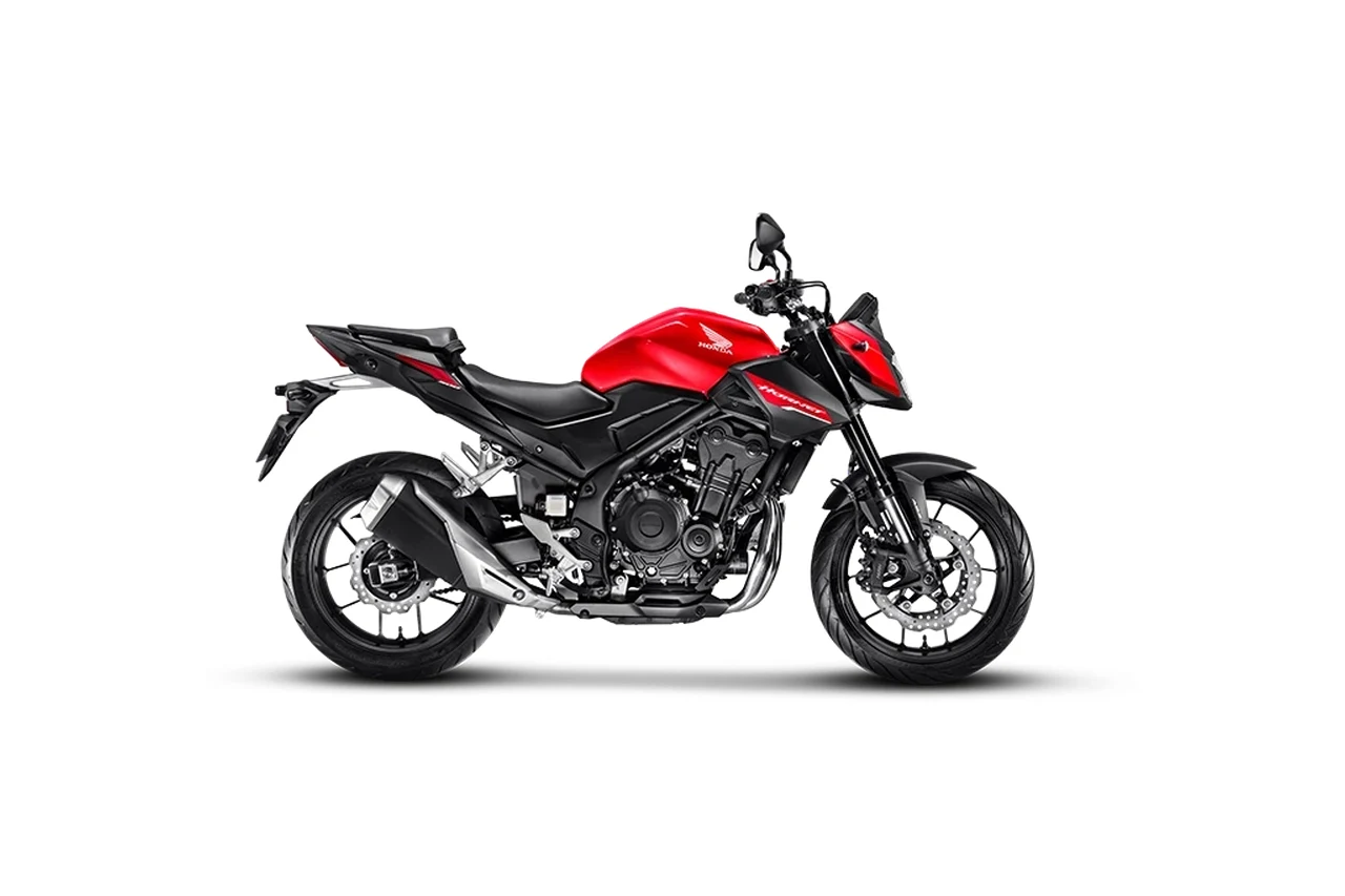 Honda CB 500 Hornet vermelha, naked vista de lado em fundo claro