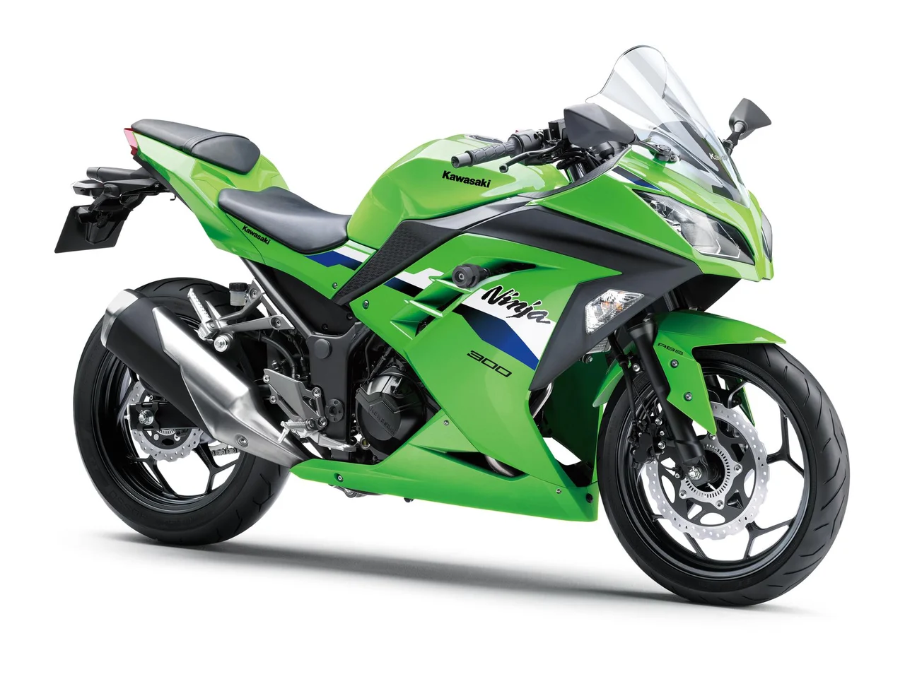 Kawasaki Ninja 300 verde, esportiva vista em três quartos de frente