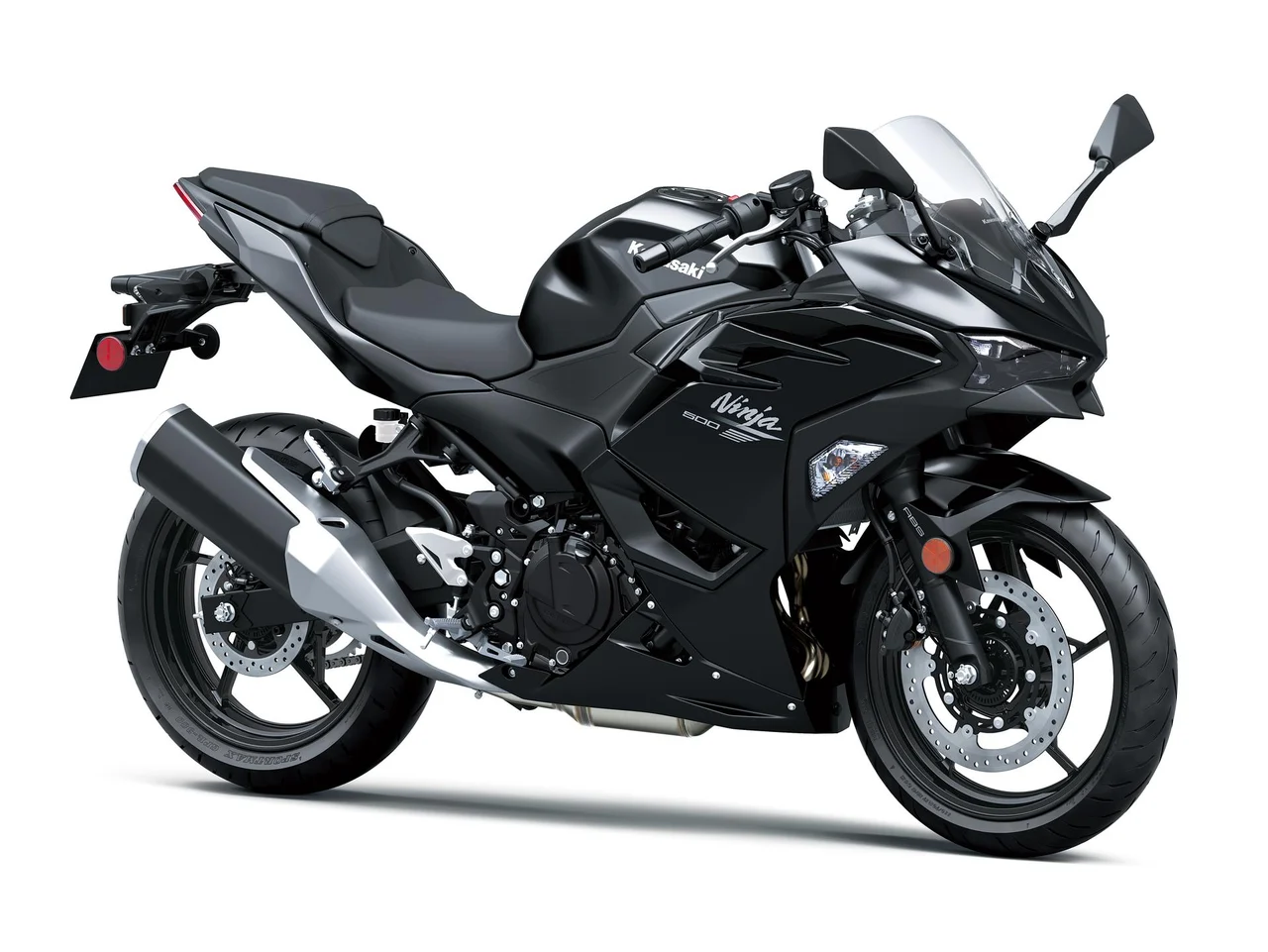 Kawasaki Ninja 500 preta, esportiva vista em três quartos de frente