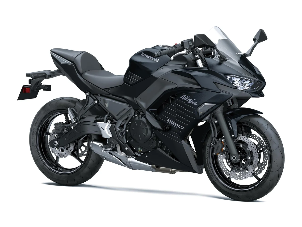 Kawasaki Ninja 650 cinza fosco, esportiva vista em três quartos de frente