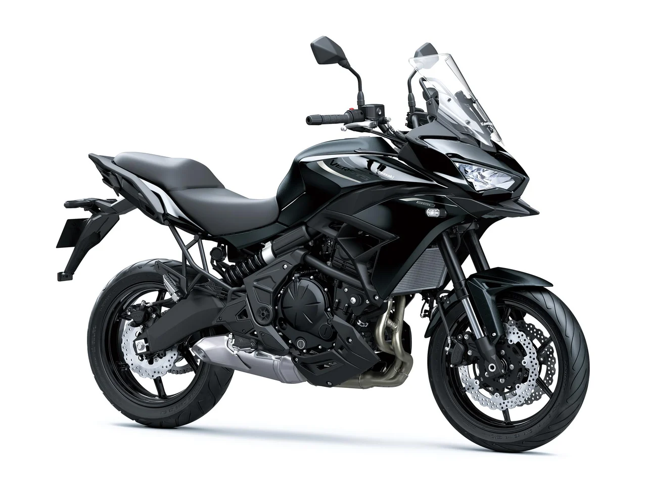 Kawasaki Versys 650 preta, crossover vista em três quartos de frente