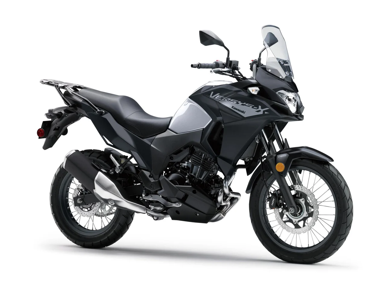 Kawasaki Versys-X 300 prata, trail vista em três quartos de frente