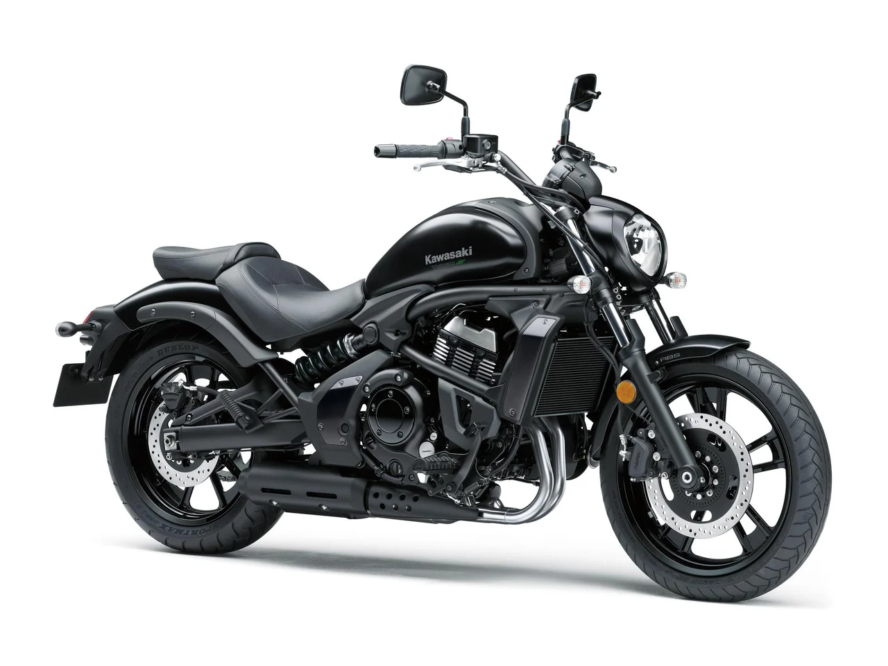 Kawasaki Vulcan S preta, moto custom vista em três quartos de frente