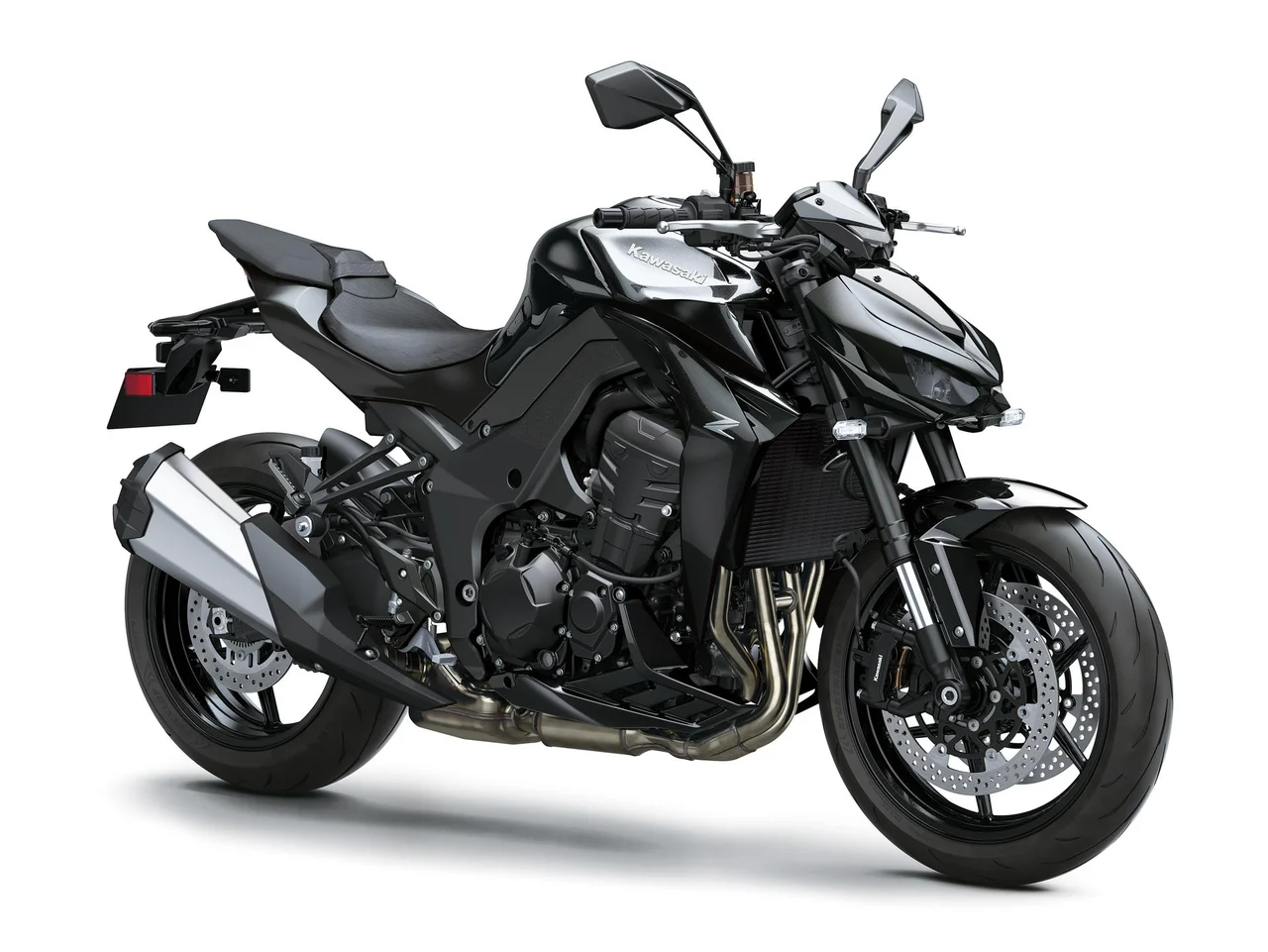 Kawasaki Z1100 preta, naked vista em três quartos de frente