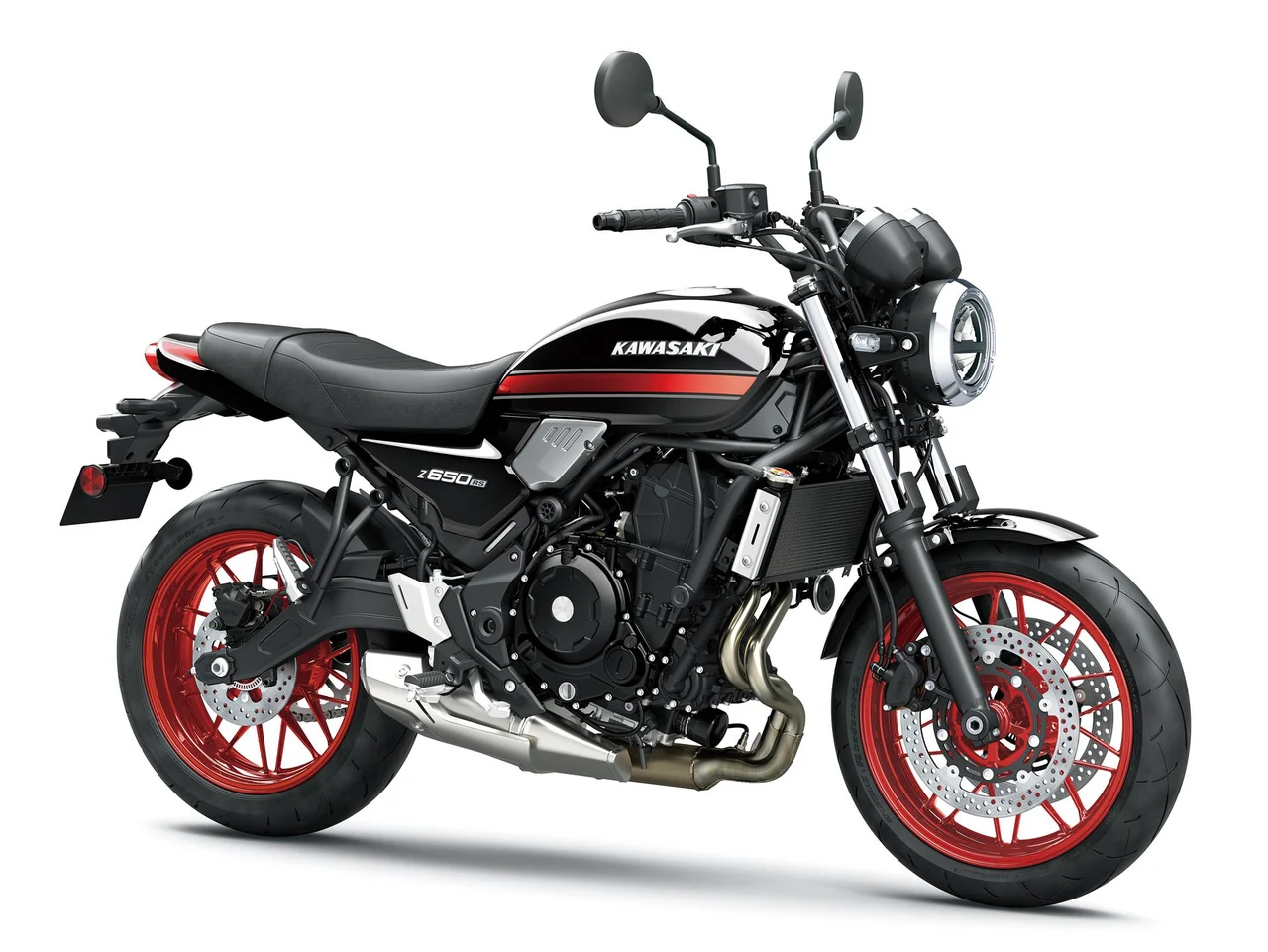 Kawasaki Z650RS preta com rodas vermelhas, moto retrô vista em três quartos de frente