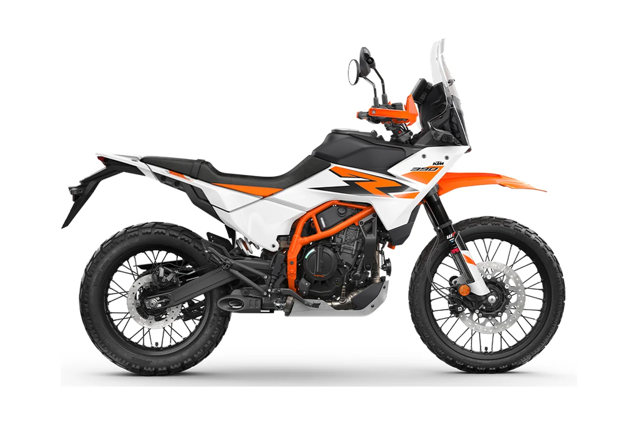 KTM 390 Adventure R branca e laranja com rodas raiadas, trail vista de lado