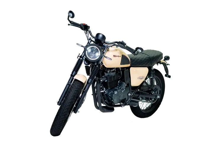 Shineray SHI 400sc bege e preta, scrambler vista em três quartos de frente