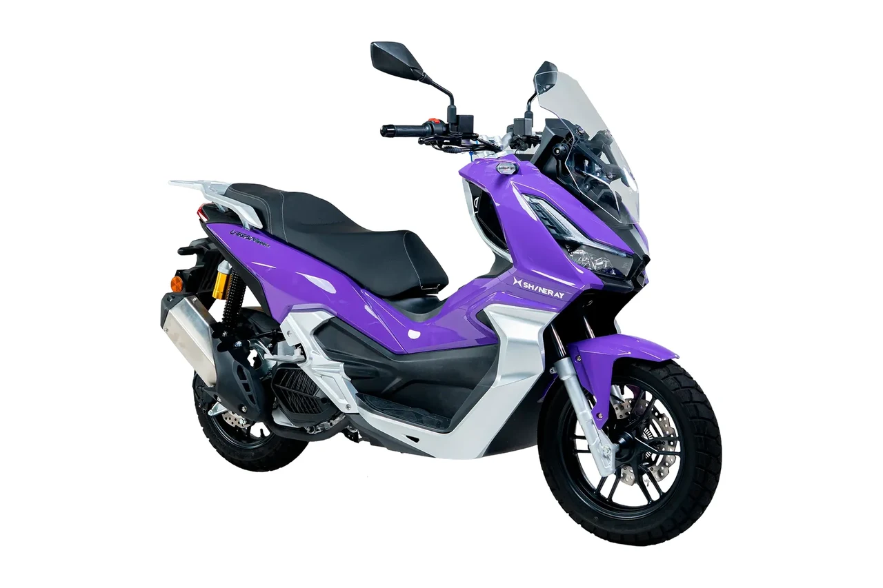Shineray Urban 150 roxa e branca, scooter vista em três quartos de frente