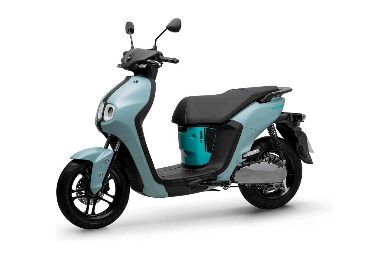 Yamaha Neo's azul-claro, ciclomotor elétrico visto em três quartos de frente
