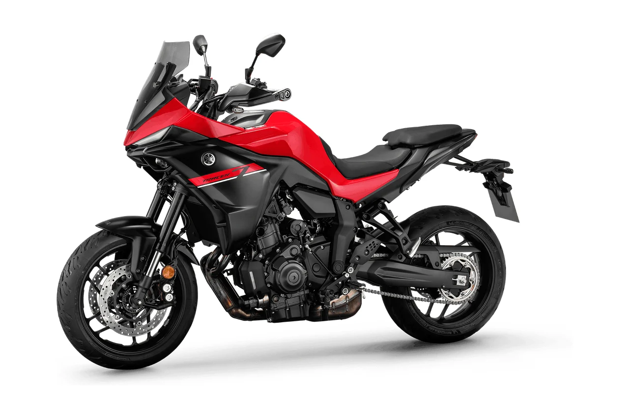 Yamaha Tracer 7 vermelha, sport-touring vista em três quartos de frente
