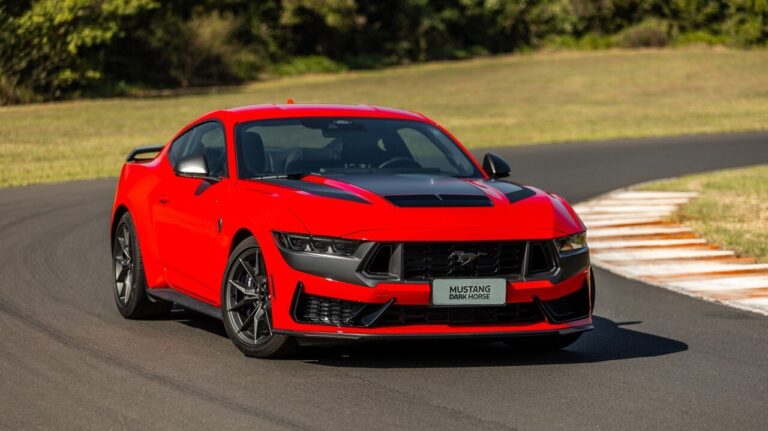 Ford Mustang Dark Horse em foto oficial de divulgação