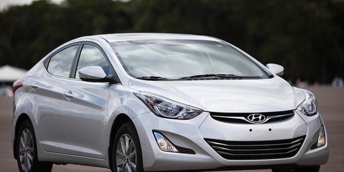 Hyundai Elantra – vista 3/4 dianteira